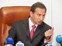 Агітки і життя. Азаров вже не критикує за співпрацю з МВФ, а співпрацює з ним Агітки і життя. Азаров вже не критикує за співпрацю з МВФ, а співпрацює з ним