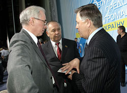 В єдиному пориві. Партію регіонів очолить Азаров