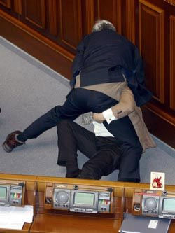 Нова влада і суспільний мир. Завтра у парламенті буде гаряче Нова влада і суспільний мир. Завтра у парламенті буде гаряче