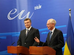 Президент Янукович побалакав у Європі про зближення і залишився задоволений Президент Янукович побалакав у Європі про зближення і залишився задоволений