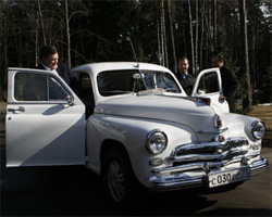 Предиденти Янукович і Медвєдєв покаталися на “Побєдах” Предиденти Янукович і Медвєдєв покаталися на “Побєдах”