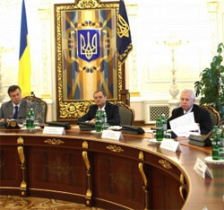 Президент Янукович звільнив Генпрокурора Медведька і вніс подання на наступника Президент Янукович звільнив Генпрокурора Медведька і вніс подання на наступника