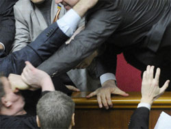 Нардепи-регіонали розпочали ранок із невеличкої класової бійки Нардепи-регіонали розпочали ранок із невеличкої класової бійки