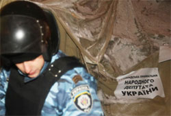 Влада вирішила, що вдень треба виконувати Конституцію, а вночі її можна цинічно порушувати Влада вирішила, що вдень треба виконувати Конституцію, а вночі її можна цинічно порушувати