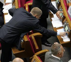 Народу від обранців: пеня під Новорічну ялинку Народу від обранців: пеня під Новорічну ялинку