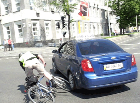 На фото чітко зафіксована дорожньо-транспортна подія і державний реєстраційний номер авто.