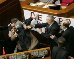 Комісія народних обранців вважає бійку у парламентській залі - нещасним випадком на виробництві Комісія народних обранців вважає бійку у парламентській залі - нещасним випадком на виробництві