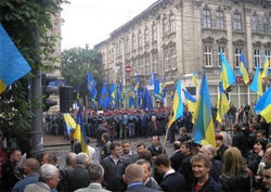 Львів’яни зустріли Януковича масовими акціями протесту