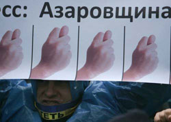 Азаров вже дратує народ