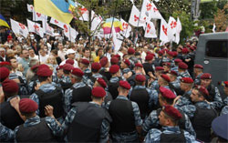 Міліція стверджує, що прихильники Тимошенко пошкодили їхні автобуси Міліція стверджує, що прихильники Тимошенко пошкодили їхні автобуси