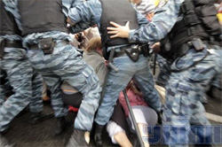 Біля Печерського суду “орли Могильова” застосували кийки Біля Печерського суду “орли Могильова” застосували кийки