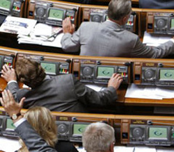 Вночі за пенсійну “реформу” насправді голосували 143 нардепи Вночі за пенсійну “реформу” насправді голосували 143 нардепи