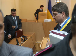 Більшовицький трибунал. Суддя Кіреєв видалив Тимошенко з зали засідання Більшовицький трибунал. Суддя Кіреєв видалив Тимошенко з зали засідання