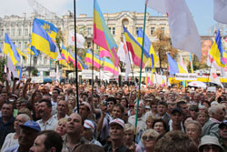 Біля Печерського суду триває мітинг опозиційних сил Біля Печерського суду триває мітинг опозиційних сил