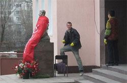 “Тризубівцям”, обвинуваченим у пошкодженні пам’ятника Сталіну, змінили обвинувачення “Тризубівцям”, обвинуваченим у пошкодженні пам’ятника Сталіну, змінили обвинувачення