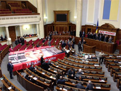 Опозиція заблокувала трибуну і президію парламенту Опозиція заблокувала трибуну і президію парламенту