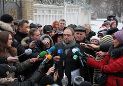Власенко заявляє, що захисникам періодично перешкоджають зустрічатися з Тимошенко Власенко заявляє, що захисникам періодично перешкоджають зустрічатися з Тимошенко