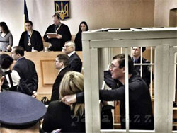 Луценка засудили до 4 років позбавлення волі Луценка засудили до 4 років позбавлення волі