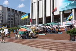 Опозиція закликає припинити голодування під Українським домом Опозиція закликає припинити голодування під Українським домом