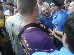 Харківська міськрада протягує “язик” під посиленою охороною “Беркуту” Харківська міськрада протягує “язик” під посиленою охороною “Беркуту”