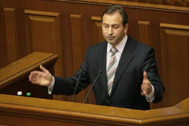 Вперто проштовхуючи валютний податок, оточення гаранта зневажає навіть пропрезидентську більшість парламенту