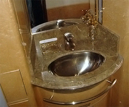 Янукович смаку не зраджує: після золотого унітазу в Межигір`ї - літак з позолотою в салоні Янукович смаку не зраджує: після золотого унітазу в Межигір`ї - літак з позолотою в салоні