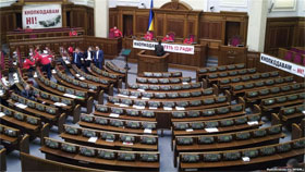 Опозиція блокує парламент. Чи буде традиційна бійка?