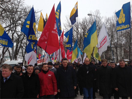 Попри негоду тисячі громадян прийшли підтримати опозицію