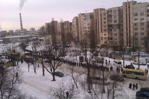 Київ. Ранок 26 березня. Черга на маршрутку на Виноградарі.