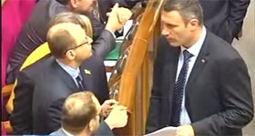 Опозиція спробує відкрити пленарне засідання у парламентській залі Опозиція спробує відкрити пленарне засідання у парламентській залі