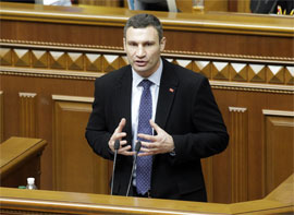 Кличко і Каплін вимагають порушити кримінал на Азарова Кличко і Каплін вимагають порушити кримінал на Азарова