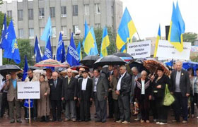 Чиновники мерії Ужгороду мітингували проти привидів дуче і каудільо