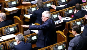 Регіонали передумали позачергово засідати, але погрожують “виїзним” засіданням Регіонали передумали позачергово засідати, але погрожують “виїзним” засіданням