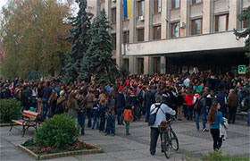 В Ужгороді батьки і діти штурмують мерію через право на канікули