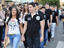 Випускники гімназії в Сербії прийшли на свій випускний бал у футболках і джинсах