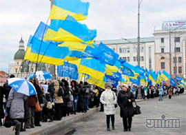 Влада знову збирає масовку під парламентом