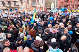 Протестувальники знесли паркан Дніпропетровської ОДА і намагаються прорватися до будівлі