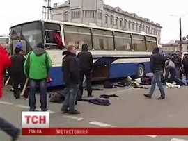 У Борисполі активісти розтрощили і завернули шість автобусів з кримськими силовиками У Борисполі активісти розтрощили і завернули шість автобусів з кримськими силовиками