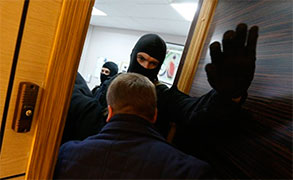 У російський рупор пропаганди прийшли чекісти. З обшуком У російський рупор пропаганди прийшли чекісти. З обшуком