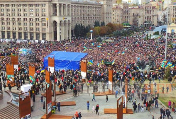У неділю тисячі громадян вийшли на віче проти капітуляції У неділю тисячі громадян вийшли на віче проти капітуляції