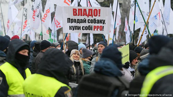 На Майдані через спробу встановити намети сталися сутички з поліцією