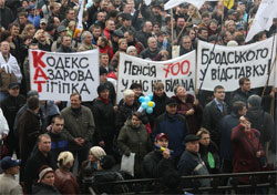 Акімова знайшла вчора серед пікетувальників навіть попів Акімова знайшла вчора серед пікетувальників навіть попів