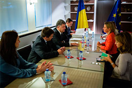 Порошенко і Могеріні обговорили спільну реакцію на дії РФ на Донбасі Порошенко і Могеріні обговорили спільну реакцію на дії РФ на Донбасі