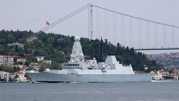 Росія каже, що відкрила попереджувальний вогонь по британському есмінцю. Британія заперечує