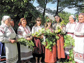 Сварицевичі — рідне село,
Ти, як Куст, навесні розцвіло,
Увібралося в шати зелені,
В лепеху, в кучерявого клена,
Знов приїхали гості твої
До могил, до «зеленого» свята,
Бо хороші у нас звичаї,
Бо земля в нас піснями багата!