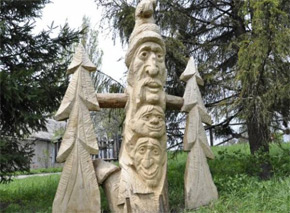 Дерев’яна скульптурна композиція карпатського Чугайстра в Чернівецькому музеї народної архітектури та побуту Дерев’яна скульптурна композиція карпатського Чугайстра в Чернівецькому музеї народної архітектури та побуту
