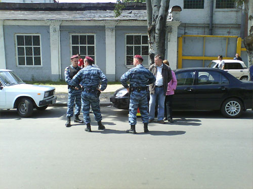 На допомогу власникам заблокованих авто прийшов спецпідрозділ «Беркут»