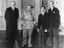 У центрі Пілсудський і Геббельс, 1934