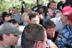 Правоохоронці публічно застосвують насилля до нардепа Волинця