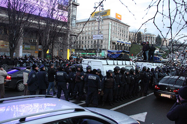 Перші сутички з спецназом МВС почалися ввечорі 29.11.13 р Перші сутички з спецназом МВС почалися ввечорі 29.11.13 р